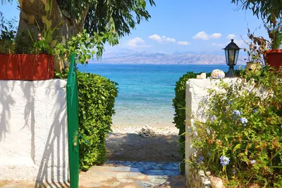 Image de Varvara: Beach House avec A / C, une vue imprenable