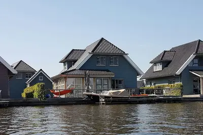 Image de 10 personnes Villa de luxe avec un quai privé au Sneekermeer.