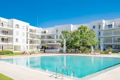 Image de Appartement avec Wi-Fi | A \/ C | piscine partagée | sur la marina [Rlag18]