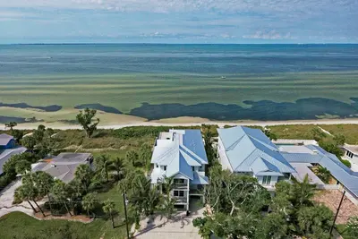 Image de Spectaculaire maison en bord de mer avec piscine