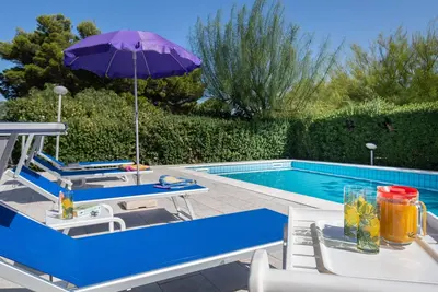Image de Maison mitoyenne dans villa avec piscine privée à quelques pas de la plage