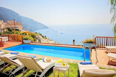 Image de Villa Concordia: Une splendide villa de trois étages face au soleil et à la mer.
