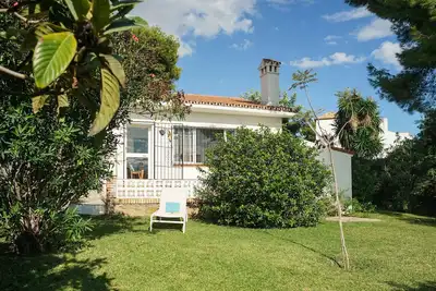 Detached vacation home for 4 people with garden and sea view - close to the beach!