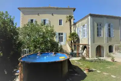 Image de Bastide médiévale, vaste, terrasse, jardin clos, soleil, piscine hors sol, calme