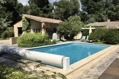 Image de Gîte avec piscine en pleine nature à Roussillon.