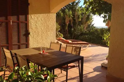 Image de Appartement climatisé dans villa terrasse et jardin.