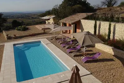 Image de Grand Mas avec piscine chauffée pour 10 pers, 3 Salles de Bains  vue panomarique