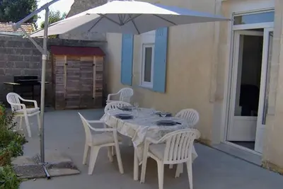 Image de Maison de 42m² avec terrasse et salon de jardin, transats, barbecue