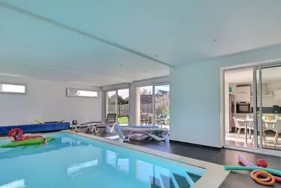 Image de À 600m de la plage : Maison, piscine intérieure 30° et Spa extérieur