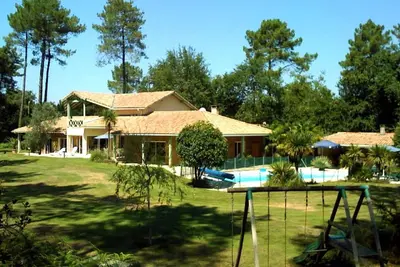 Image de Large luxury villa in the middle of the forest, heated swimming pool, quiet garden.