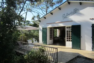 Image de Villa (4 chambres) idéalement située dans un jardin arboré