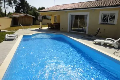 Image de Villa de plain-pied avec piscine, jardin et terrasse, à 10 km des plages, près des commerces
