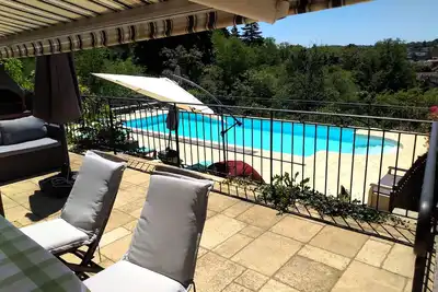 Image de marché de Sarlat à 600 m à pied, belle vue, piscine privée de 12 m chauffée