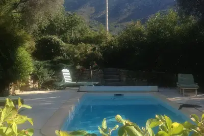 Villa avec piscine dans une propriété plantée d'oliviers, traitée covid19\/Oms