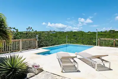 Image de Flame Tree Cottage | Maison privée avec piscine et vue sur l'océan | 1/2 mile de la plage