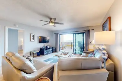Image de Condo confortable avec bain à remous et piscine partagés, superbes vues sur le golfe!