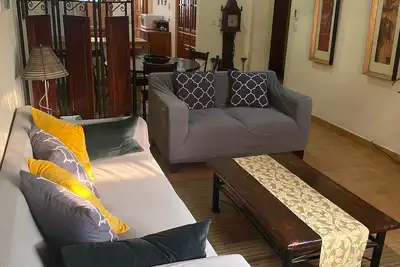 Image de Comme on le voit sur House Hunters International. Centre-ville de Samara, à deux rues de la plage!