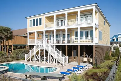 Image de Oceanfront Myrtle Beach Home - pour 26. 8 chambres + 8. 5 salles de bains!