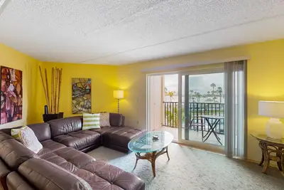 Image de Condo mis à jour avec cuisine complète, balcon et piscine partagée - près de la plage!