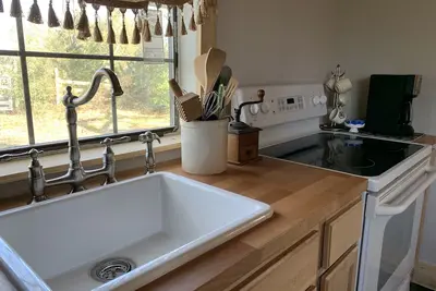 Image de Jolie et relaxante Carmine Railroad Cottage sur 10. 5 acres.