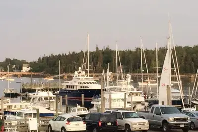 Image de Condo unique côté marina avec de superbes vues et une atmosphère amusante!