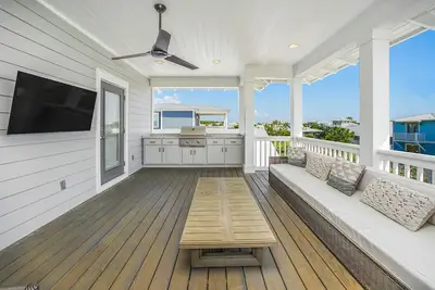 Image de Maison toute neuve avec 3 suites King près de la plage de Rosemary!