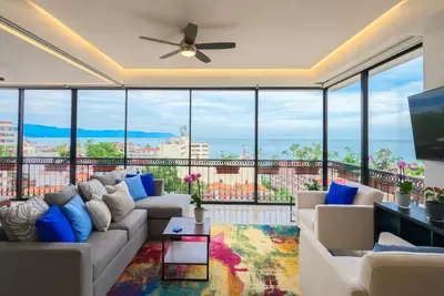 Image de Condo de luxe avec vue sur l'océan, fenêtres du sol au plafond