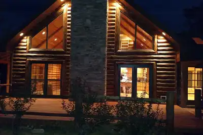 Image de Cabane en rondins personnalisé incroyable! <br>Réservez 3 nuits, 4ème nuit à prix réduit!
