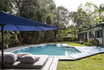 Image de Tropical Paradise Home w \/ Large pool Bbq Hot tub Maison dans les arbres, enfants et animaux domestiques bienvenus!