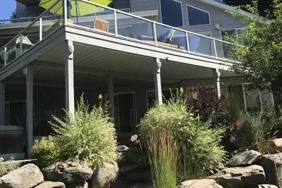 Image de Accueil personnalisé, plage privée, sauna, bain à remous, quai et foyer
