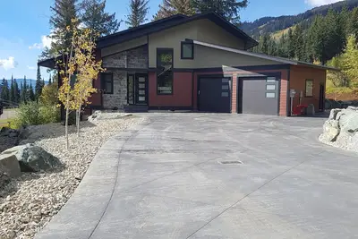 Image de Maison flambant neuve avec le meilleur ski à l'intérieur et à l'extérieur à Sun Peaks