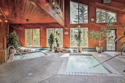 Image de Superbe condo de montagne! 2 Br, 2 salles de bain complètes, cuisine entièrement équipée, club house!