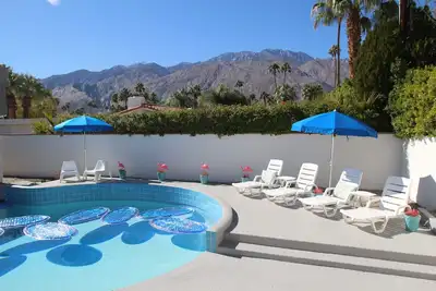 Image de 4 chambres moderne avec piscine, 8 couchages, Central Palm Springs