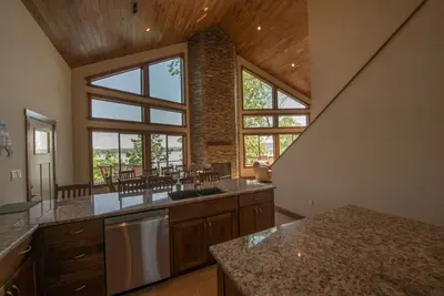 Image de Nouvelle villa de luxe au bord du lac de 7 chambres! Peut accueillir jusqu'à 18 personnes et près des Smokies