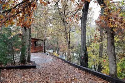 Image de Cabane en rondins rénovée Lazy River juste sur la rive de la rivière-Wifi-PetsOK-HotTub, Sleeps5 +