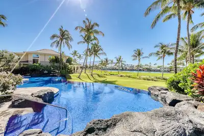 Image de Condo vue sur le golf avec piscine partagée, salle de gym et jacuzzi - près de la plage!