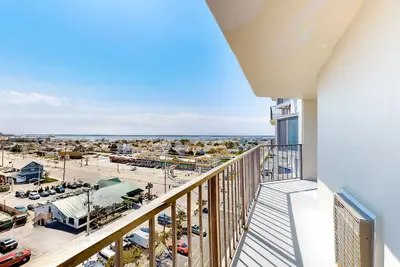 Image de Magnifique condo avec vue sur l'eau avec piscine commune, solarium et salle de sport