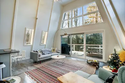 Image de Cabine A-frame moderne nichée dans les bois