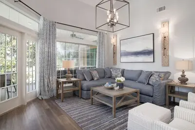 Image de Nouveau Reno Stunner de Tivoli à Sandestin. ÉNORME condo avec 6 sièges Golf Cart!