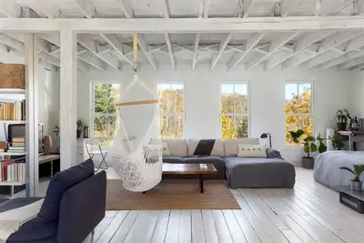 Image de The Barn - Rustic Chic Loft - Remise en état de 1890 Hay Barn - Près des lacs et Hotchkiss