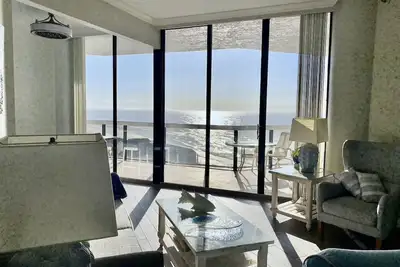 Image de Vues spectaculaires de chaque pièce ~ Configuration de la plage gratuite ~ Récemment rénové et impeccable!