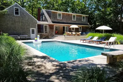 Image de Charme 4b / 3Bth East Hampton Shingled Classic avec piscine: parfait pour les familles