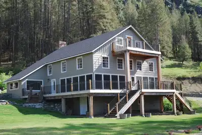 Image de 6000 pieds carrés loge sur 300 'du secteur riverain sur le magnifique lac Palmer dans l'Okanagan