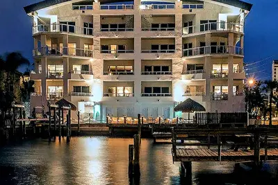 Image de Condo de luxe sur la baie: 3 Bds / 3 bth, 300 yds de la plage