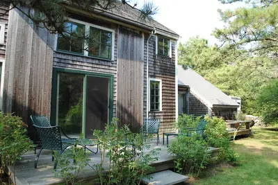 Image de Pittoresque, serein, 3 Bdrm + Loft, cuisine ouverte \/ salon. Dans un emplacement central boisé.