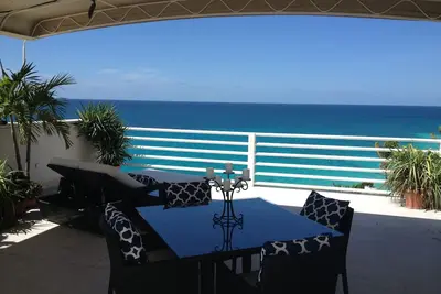 Image de Oceanfront spectaculaire Penthouse W \/ spacieuse terrasse sur le toit, Cupecoy Beach