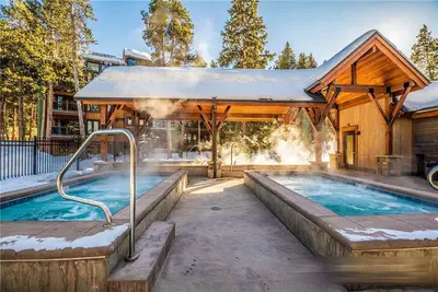 Image de Spacieuse maison de ville d'angle à distance de marche du pic 9