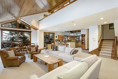 Image de Récemment redécoré, ski in / out, 5 Chambr et 5. 5 sdb, piscine chauffée, grande cuisine