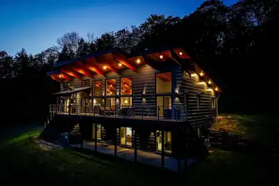 Image de Maison avec vue sur la montagne avec bain à remous, terrasse et cheminées - près du ski