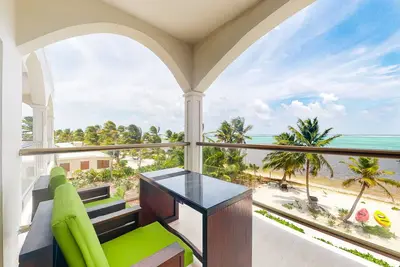 Image de Oceanfront condo w / piscine partagée - une vue magnifique depuis le balcon!